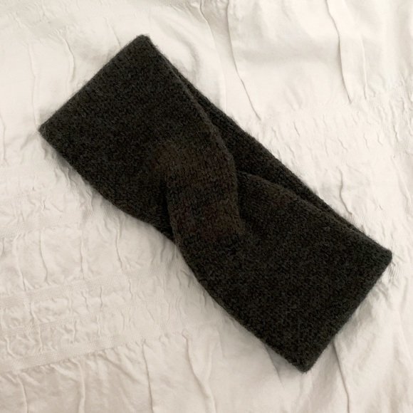 Aritzia Snow Bunny Knit Headband in Charcoal Grey
